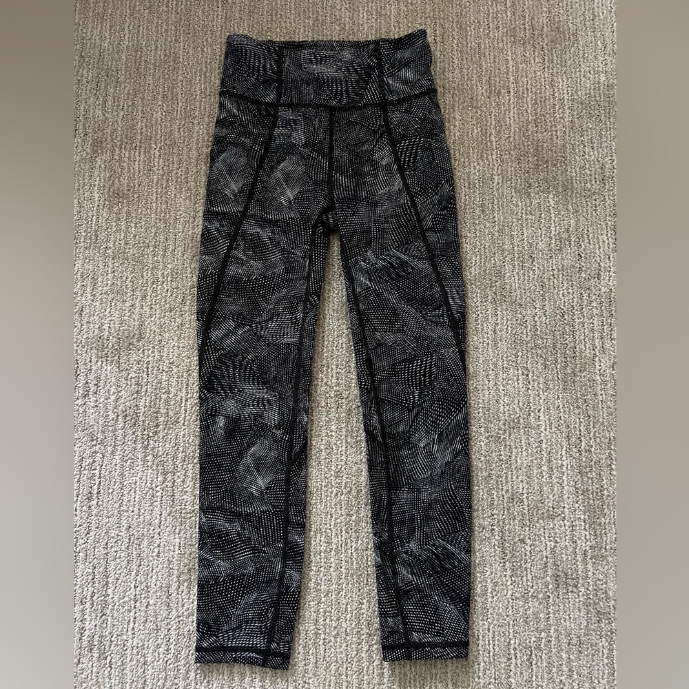 Lululemon Time To Sweat Crop 23" Velocity Mesh Island Mist Black Size 2 - Picture 6 of 10